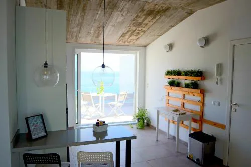 Durmiendo sobre el mar, Vivienda Los Riscos
