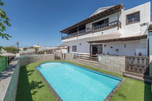 Andres House, Tías