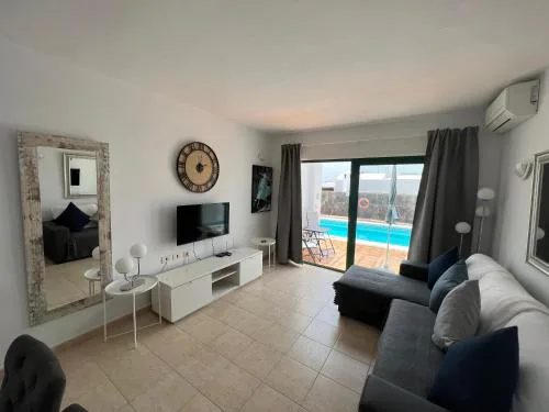 Oasis Blue - beautiful 1 bedroom apartment on private complex with pool