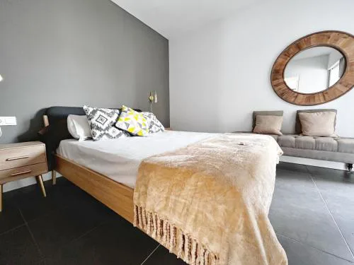 Apartment - Sleeps 4 - Parking - Beach Close