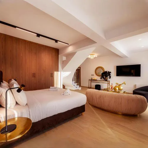 Cens Platinum Luxury Suites