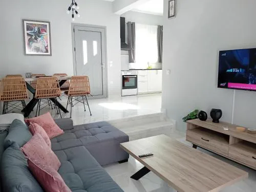Spacious maisonette 200m from the sea private