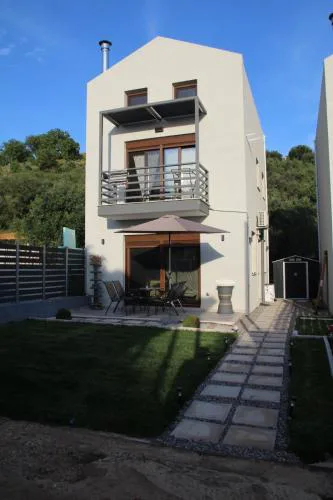 Georgia and Sotiris Sunset Villa