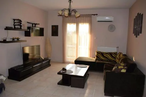 Walk to Center from Quiet Park Apartment