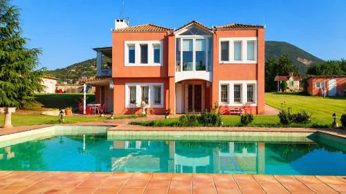 Villa AVRA
