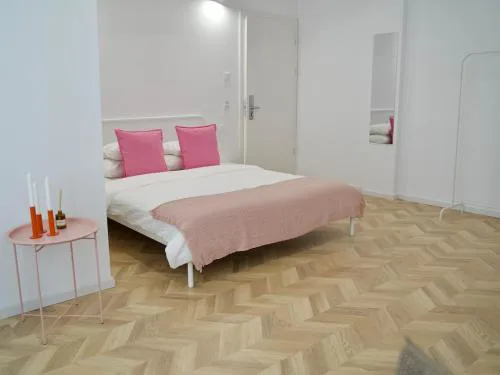 Tzatziki Room 3