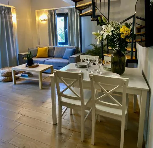 Casa Akrolithos