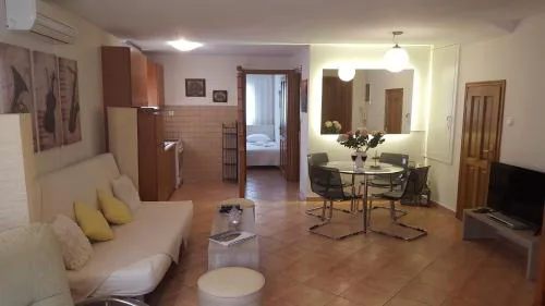 ELIA COZY HOUSE