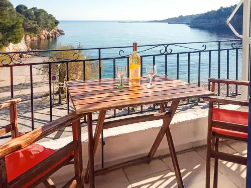 Beachfront Alonissos Rooms - Galazia Thea Gems