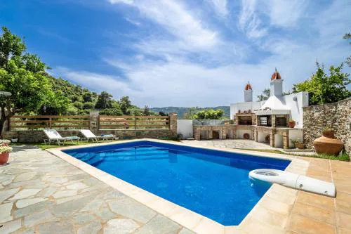 Alexandra Pool Villa - Comfort & Views Near Town