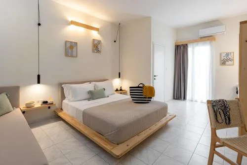 Capella Skiathos, Town