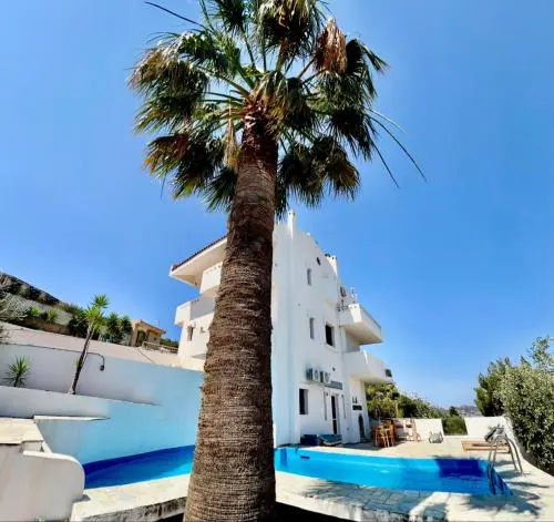 2 bedroom self-contained apartment and swimming pool at Palm Tree Villa