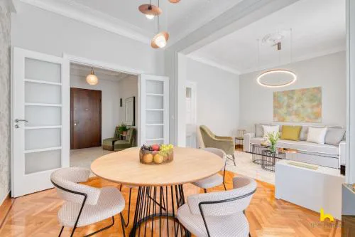 1 Contemporary 2-BDR APT near Kalimarmaro & Alsos Park!