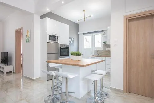 2 bedroom apt at Patisia metro station!