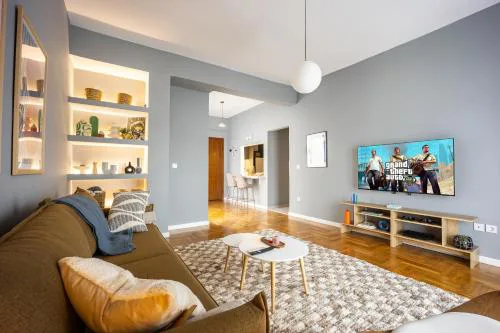 2BR Family Apt for 6 and a Large Sunny Balcony