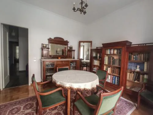 3-Generations Athenian home