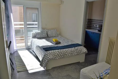 A-04. Renovated 2019. Great studio.ACROPOLIS views