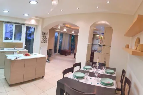 A1 Elegant Vouliagmeni apt in a Unique Spot