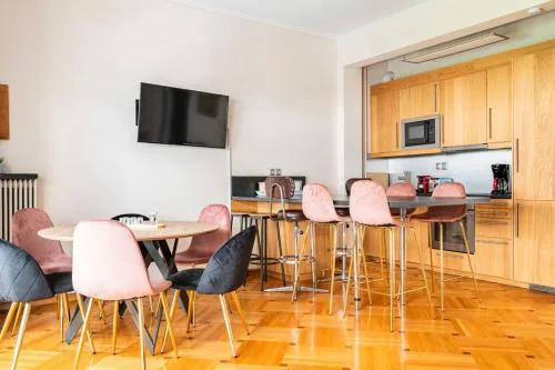 Amazing Huge Bright full 3BDR apt inAcropolis