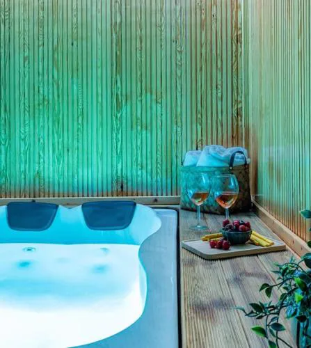 Amelia jacuzzi maisonette Ath Center