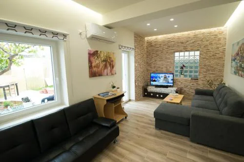 Brand new apartment with hidden garden