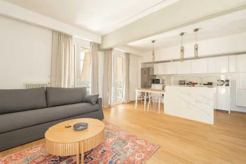 Bright & Airy 2BD Apt Close To National Garden