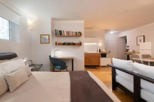 Bright, Cosy Studio close to Glyfada Beach & Center