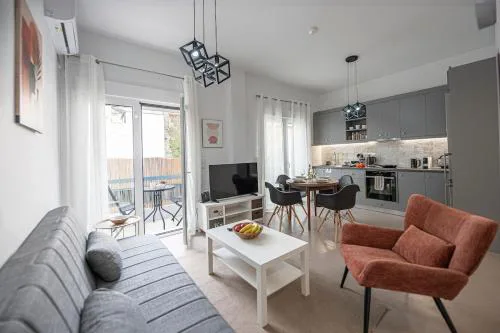 Bright Keramikos 2BR, Wraparound Balcony & Dining