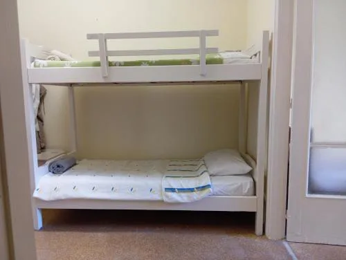 Bunk bed in dorm 5' from metro