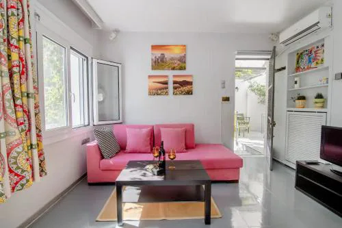 Canto-Home Alongside The Acropolis