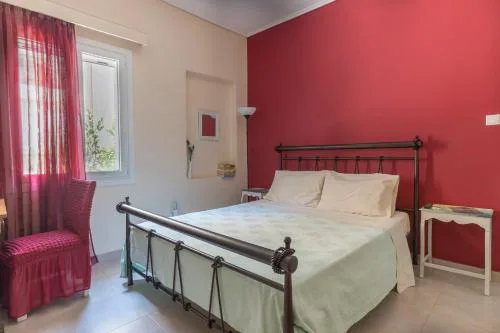 Casa Bonita, House with Private Entrance and Garden, between center and sea