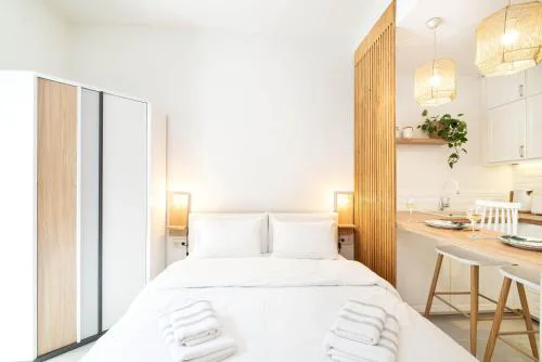Central Modern Studio with balcony,1 min to Metro,10 min to Acropolis