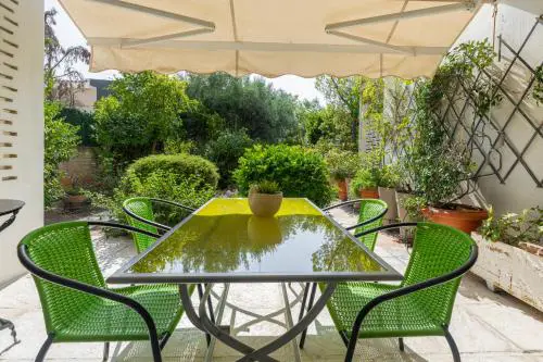 Comfortable garden Apt near Vouliagmeni beach
