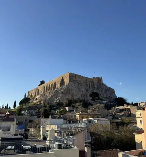 Cozy Apartment with Acropolis View Rooftop Access