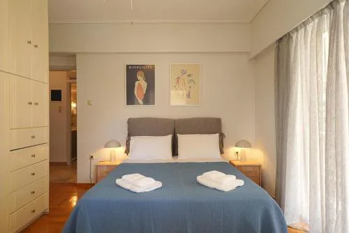 Family Flat for 4 next to the Flisvos Marina by Filos Inc