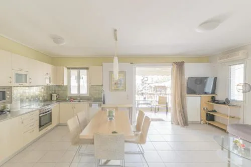Family Sunny 2 bedroom near center 50m busstop,300m busstop Acropolis