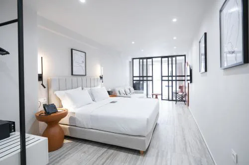 Finders Ermou Suites