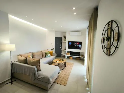 Floral Home 2 - 1st floor apt with private parking!