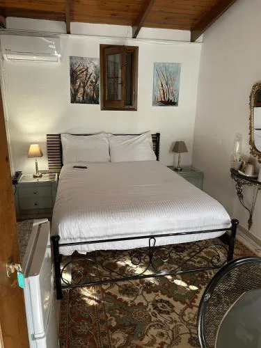 George's Room Halandri