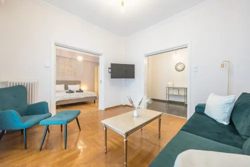 Golden Comfort With Courtyard By Greece Apartments