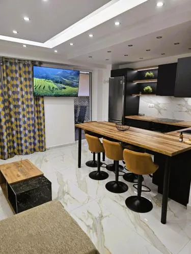 Jenny's Dream Home II Athens Lux 2BR Apt, Hot Tub, CBD, Fast WIFI, Netflix