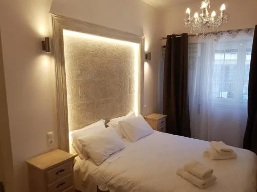 JOHN BEAUTY 50m2, METRO and ACROPOLIS 5'