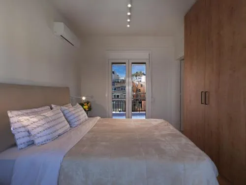 KOLONAKI COZY PENTHOUSE
