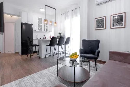 Koukaki 2BR Apt with Balcony, Walk to Acropolis