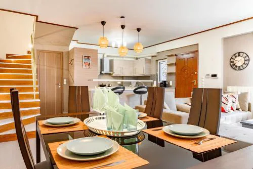 Lovehome - 4BD Villa with views-15mins to airport,10mins to MEC ΑΕ- 2mins to bus stop ,10mins to Suburban Railway on foot