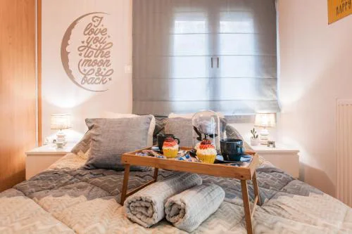 Lovely seaside apartment next to Starbucks opposite the beach park of Flisvos