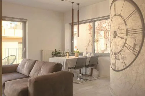 Luxury Apt with Parking-Living Stone Silver