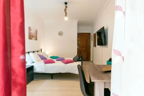 Maria's Apartment 1ος όροφος δίπλα στο Νοσοκομείο Παίδων και στο Λαϊκό