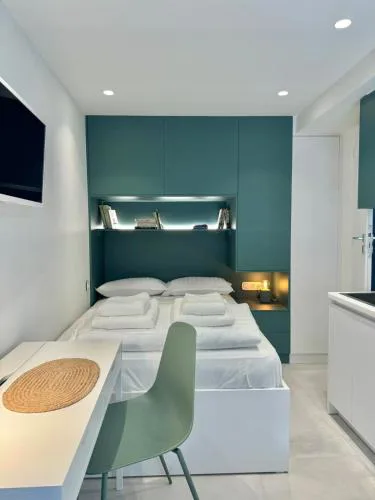 Microhome in Philopappos Hill