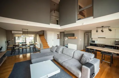 Minimal New Loft next to Subway